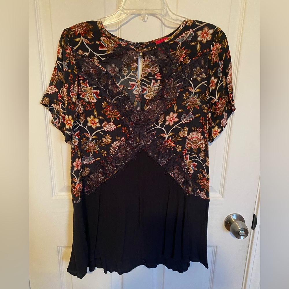Daytrip Floral  Keyhole Short Sleeve Women's Top